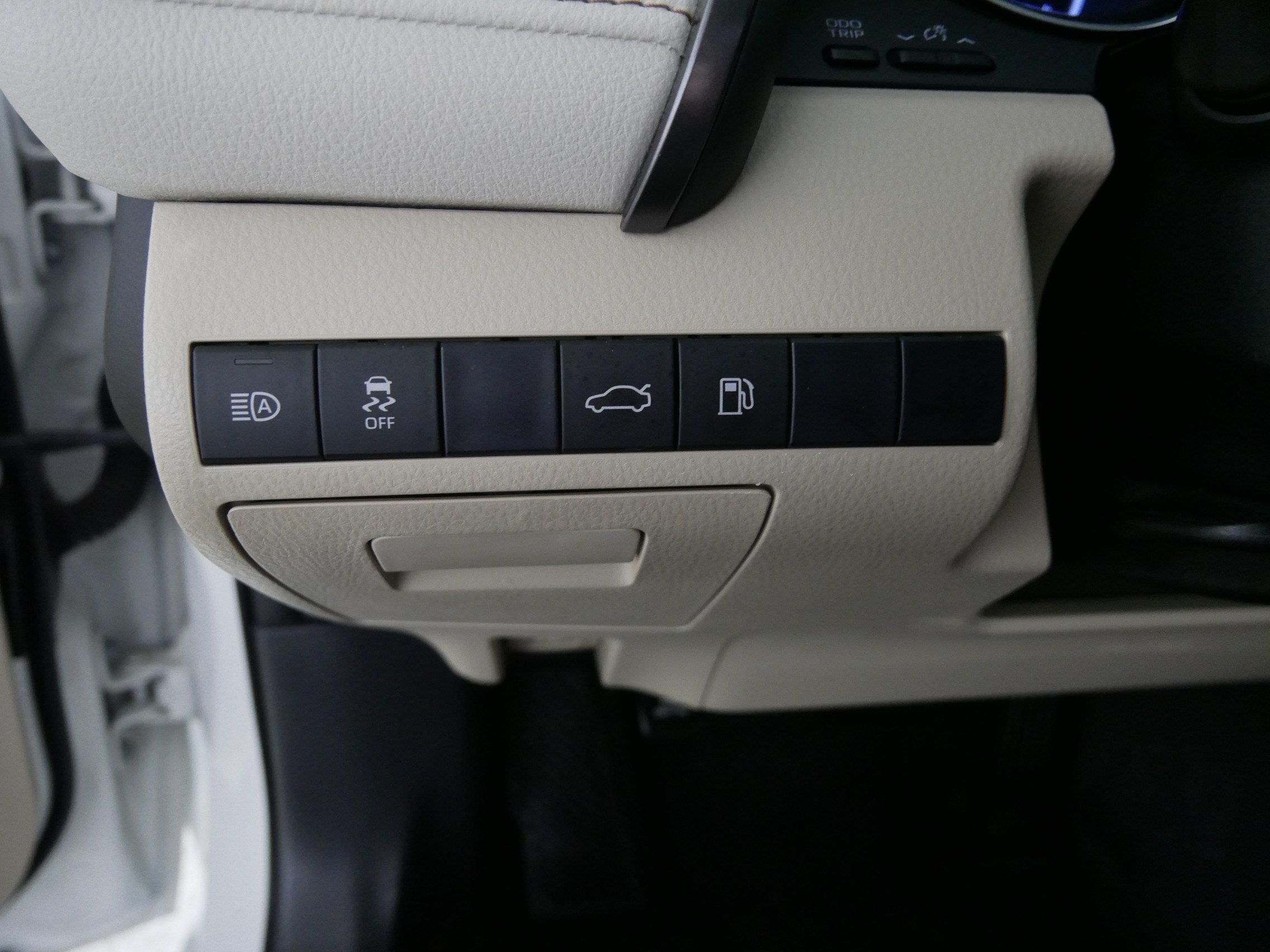 Used 2018 Toyota Camry LE w/ Convenience Package FWD image 26