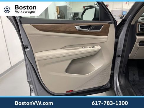 Used 2025 Volkswagen Atlas SE image 29