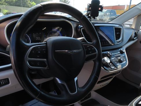 Used 2017 Chrysler Pacifica Touring-L FWD image 15