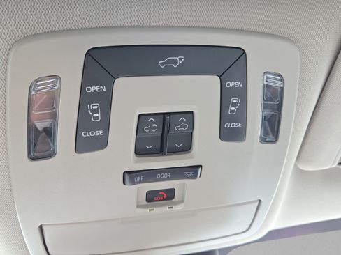 Used 2025 Toyota Sienna XLE FWD image 32