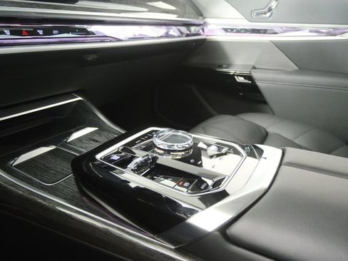 Used 2025 BMW 740i w/ Premium Package RWD image 25