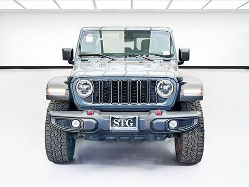 Used 2025 Jeep Gladiator Rubicon w/ Convenience Group AWD/4WD image 2