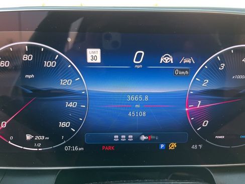 Used 2025 Mercedes-Benz GLC 300 4MATIC image 23