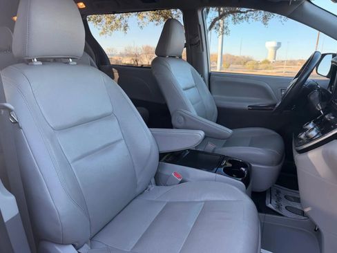 Used 2020 Toyota Sienna XLE image 19