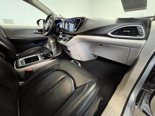 Used 2024 Chrysler Pacifica Touring-L FWD image 10