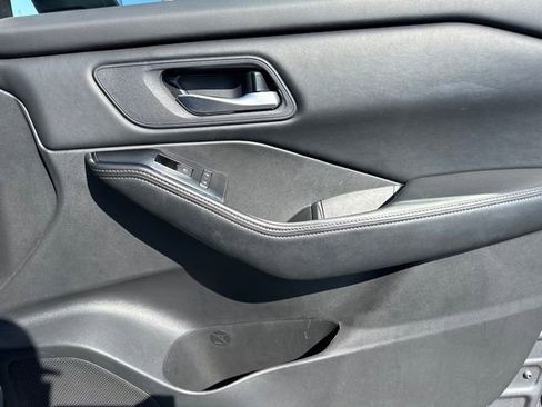 Used 2024 Nissan Rogue SV image 12