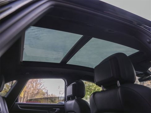 Used 2025 Porsche Macan image 40