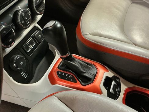 Used 2016 Jeep Renegade Limited image 24