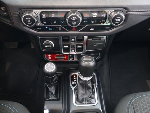 Used 2025 Jeep Wrangler Unlimited Rubicon 4xe w/ Convenience Group AWD/4WD image 25