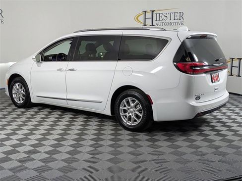 Certified 2021 Chrysler Pacifica Touring-L image 7