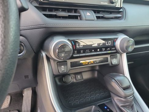 Used 2020 Toyota RAV4 XLE w/ Convenience Package FWD image 19