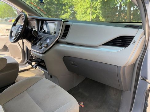Used 2017 Toyota Sienna L FWD image 23