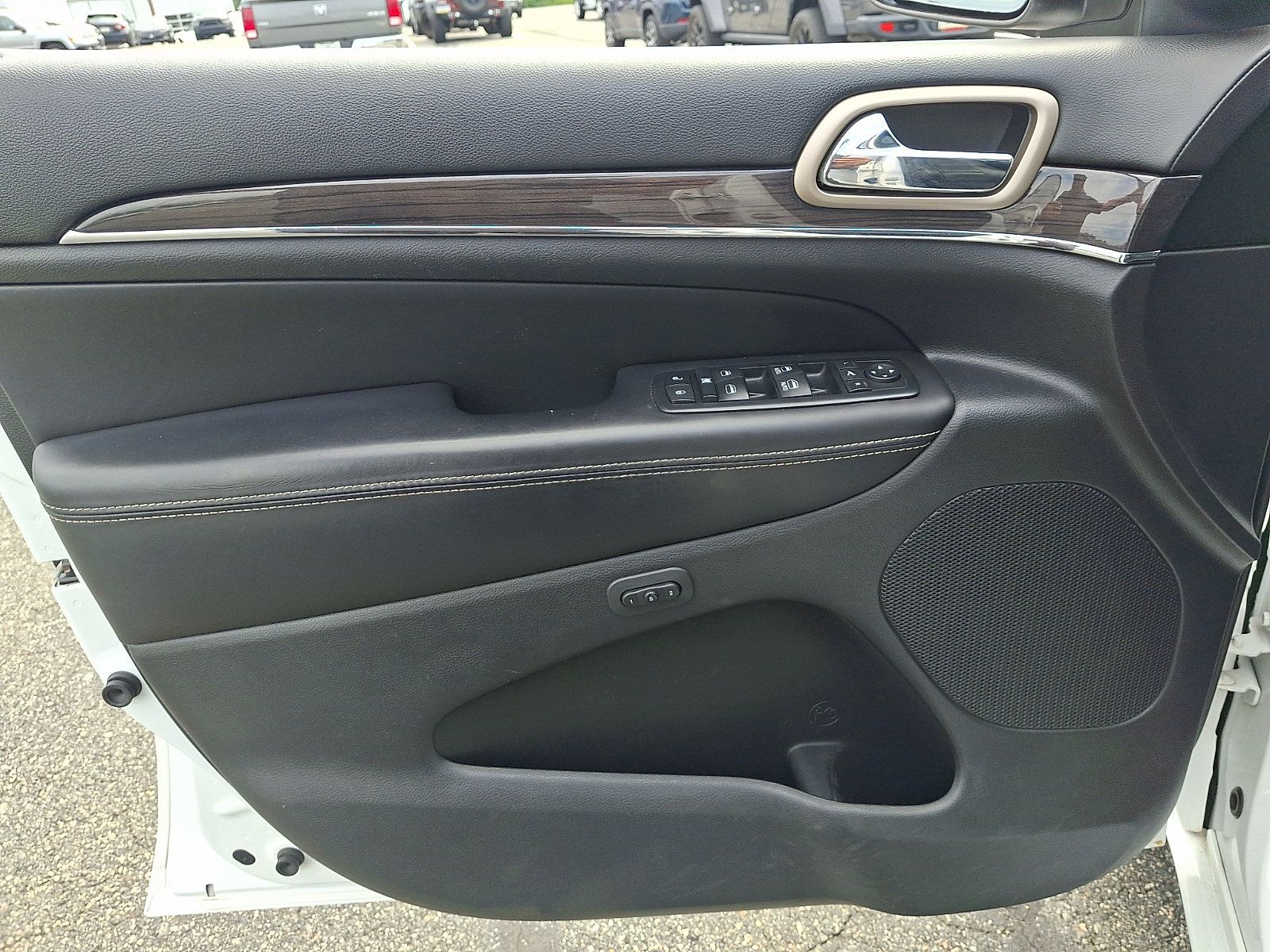 Used 2017 Jeep Grand Cherokee Overland AWD/4WD image 12