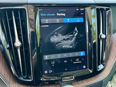 Used 2023 Volvo XC60 B5 Plus w/ Protection Package Premier image 15