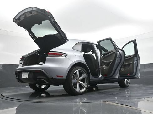 Certified 2025 Porsche Macan AWD/4WD image 27
