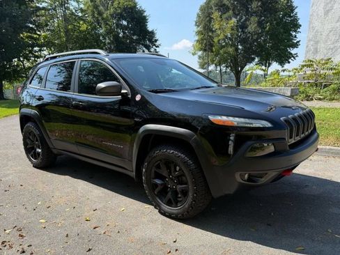 Used 2017 Jeep Cherokee Trailhawk w/ Cold Weather Group AWD/4WD image 3