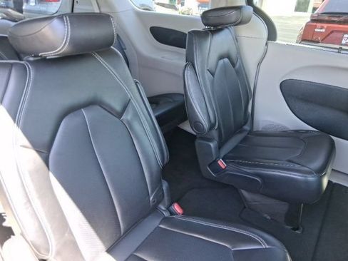 Used 2024 Chrysler Pacifica Touring-L FWD image 10