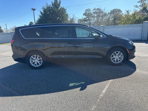 Used 2024 Chrysler Voyager LX image 5