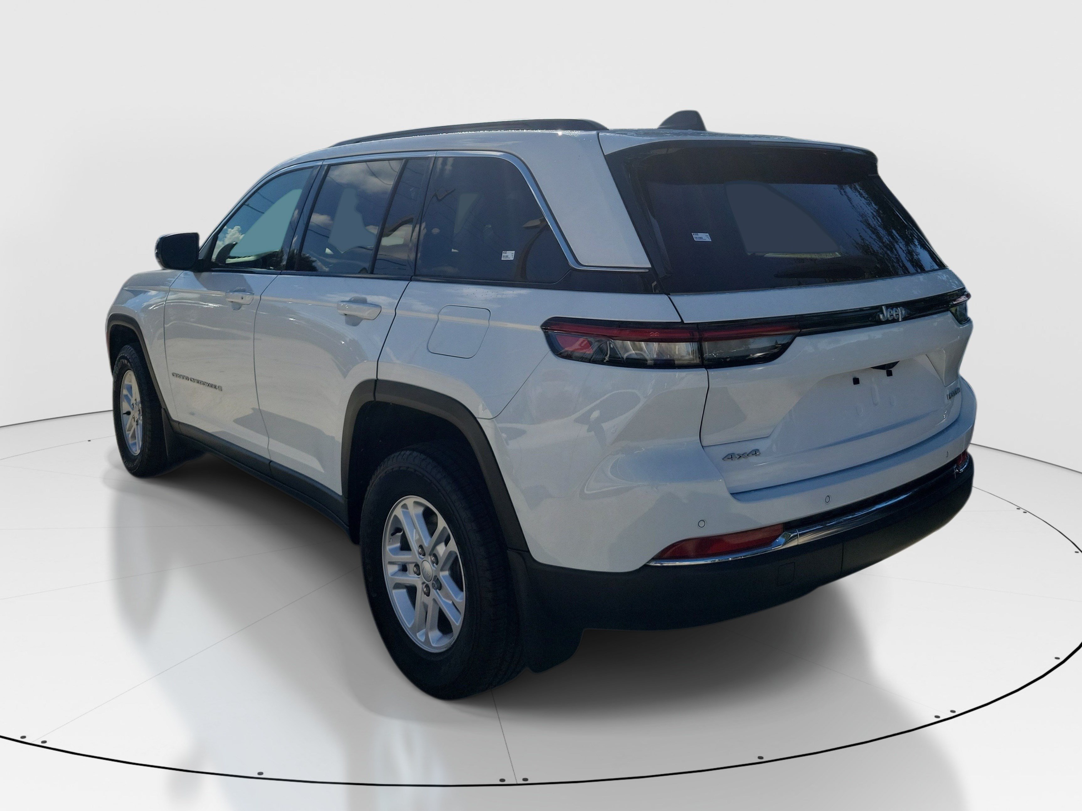 Used 2025 Jeep Grand Cherokee Laredo w/ MOPAR Finishing Package AWD/4WD image 5