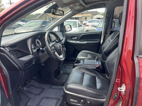 Used 2018 Toyota Sienna SE FWD image 13