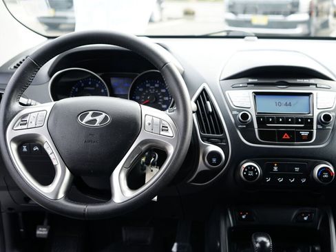 Used 2011 Hyundai Tucson GLS image 14