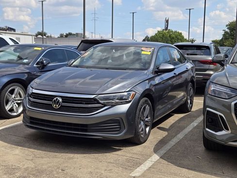 Used 2024 Volkswagen Jetta SE image 38