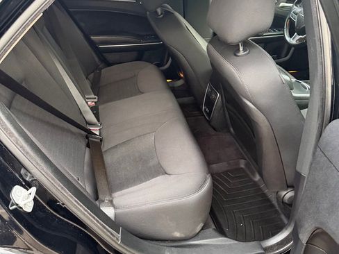 Used 2018 Chrysler 300 Touring w/ Sport Appearance Package image 7