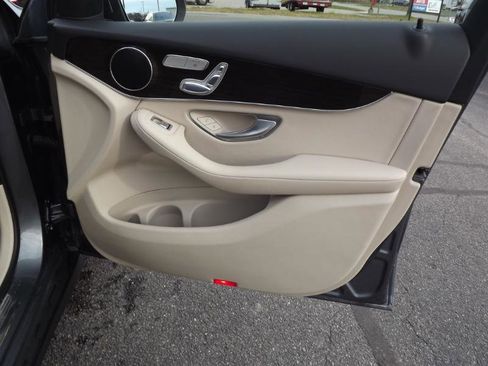 Used 2018 Mercedes-Benz GLC 300 4MATIC image 32