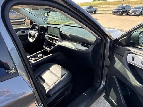 Used 2025 Ford Explorer Active w/ Active Comfort Package RWD image 15