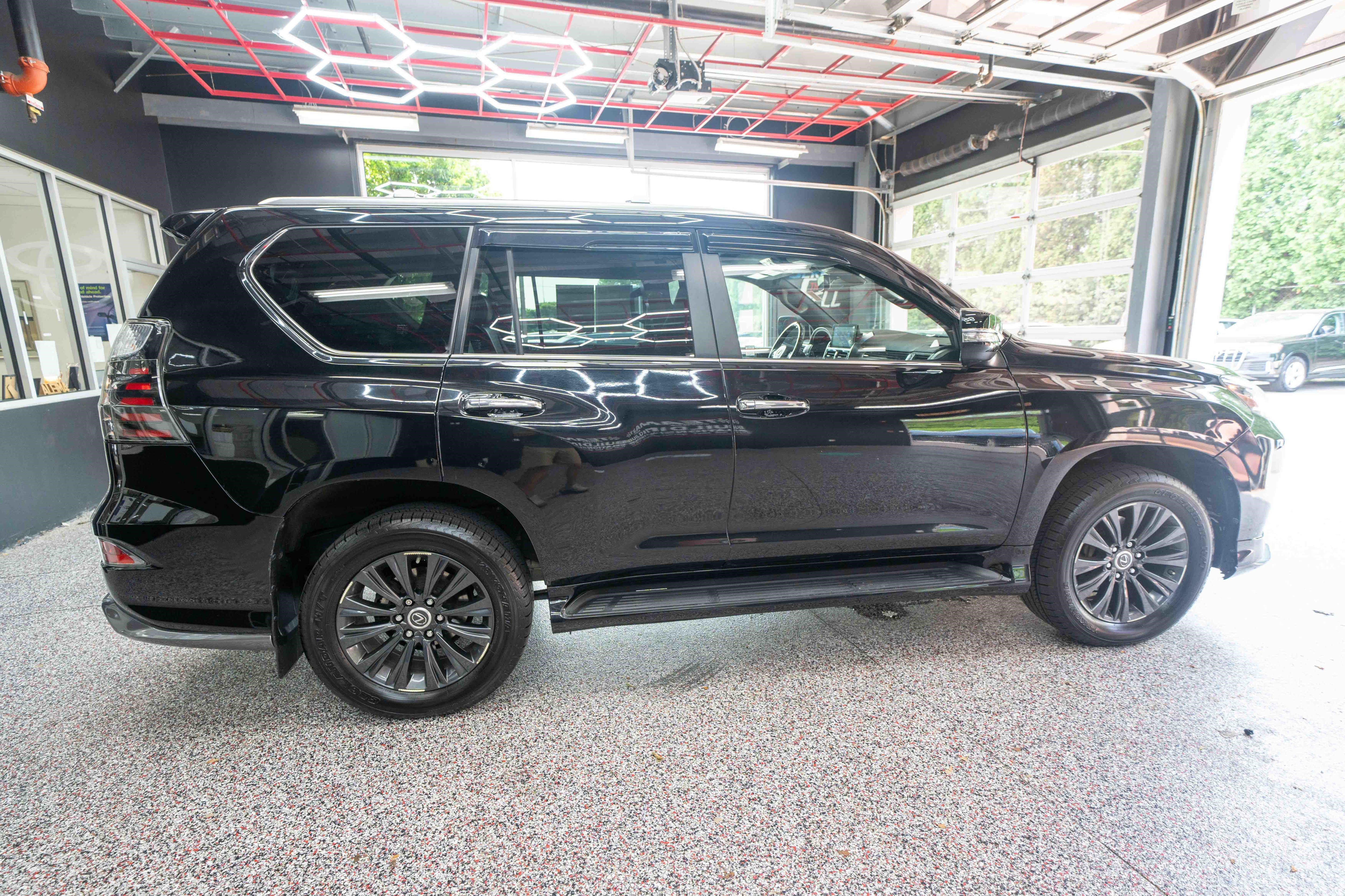 Used 2023 Lexus GX 460 Luxury w/ Sport Design Package AWD/4WD image 4