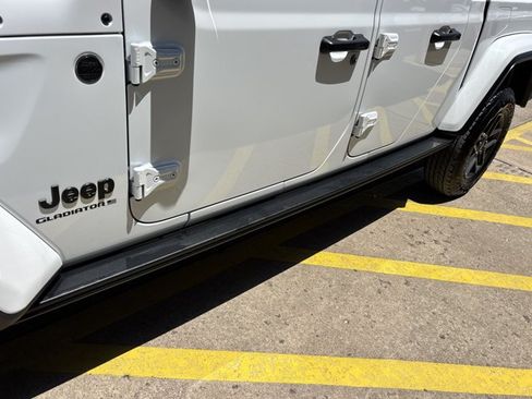Used 2024 Jeep Gladiator Sport AWD/4WD image 13
