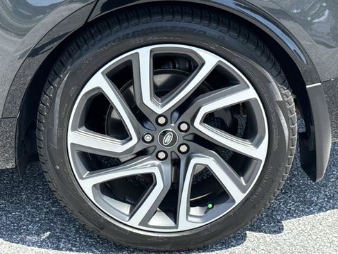 Used 2024 Land Rover Discovery Metropolitan Edition AWD/4WD image 12