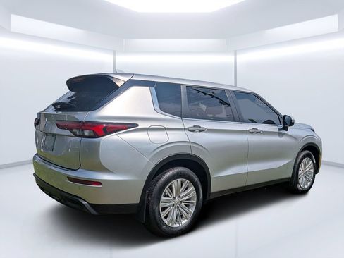 Used 2024 Mitsubishi Outlander ES FWD image 3