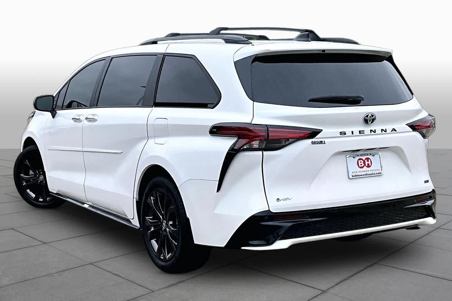 Used 2025 Toyota Sienna XSE FWD image 12