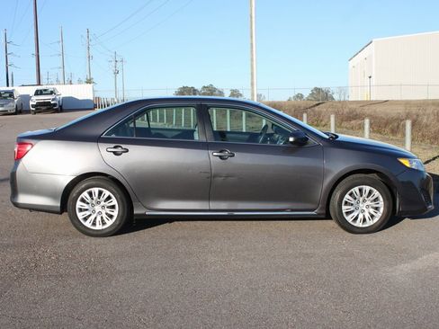 Used 2014 Toyota Camry LE image 17