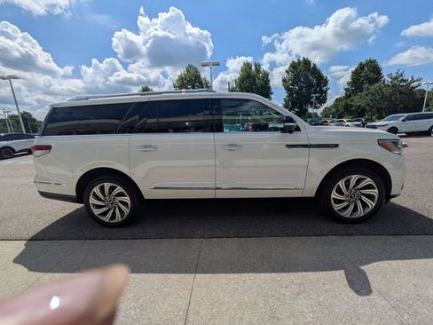 Certified 2023 Lincoln Navigator L Reserve AWD/4WD image 9