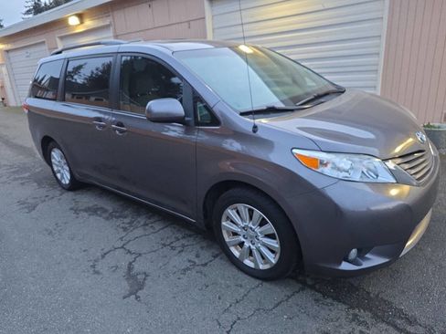 Used 2012 Toyota Sienna XLE image 8