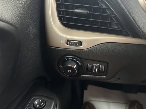Used 2015 Jeep Cherokee Latitude w/ Cold Weather Group AWD/4WD image 40