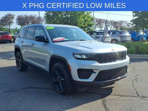 Certified 2023 Jeep Grand Cherokee Altitude AWD/4WD image 3