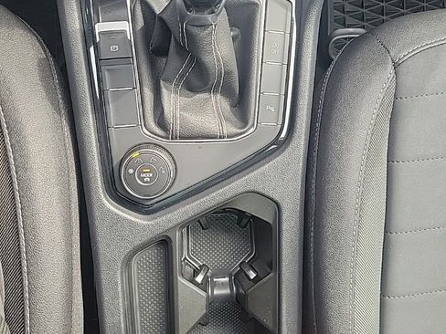 Certified 2025 Volkswagen Taos SE image 9