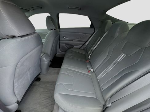 Used 2022 Hyundai Elantra SEL image 15