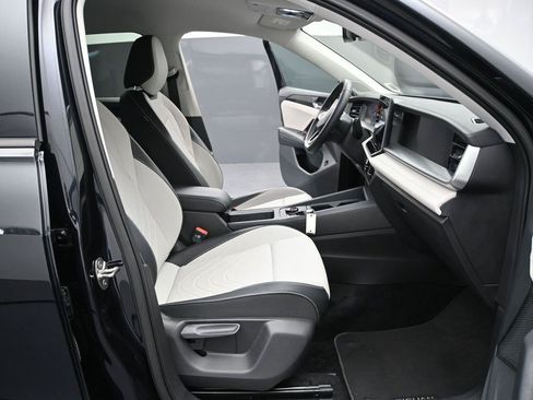 Used 2025 Volkswagen Tiguan SE AWD/4WD image 18
