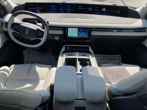 New 2025 Lincoln Navigator Reserve image 18