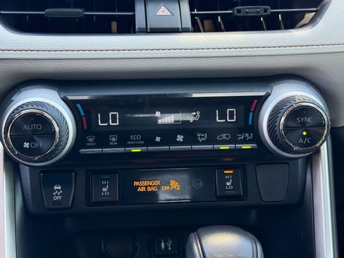 Used 2019 Toyota RAV4 XLE w/ Convenience Package FWD image 26