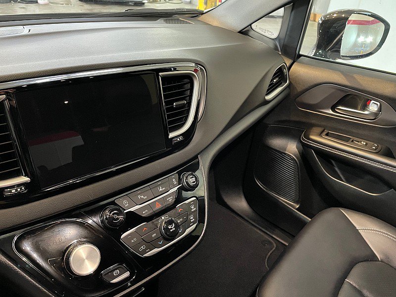 Used 2026 Chrysler Pacifica Select FWD image 11