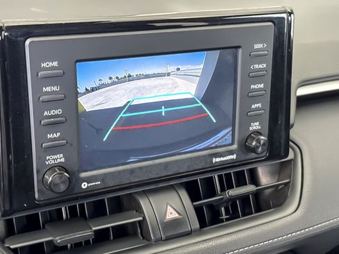 Used 2021 Toyota RAV4 LE AWD/4WD image 18