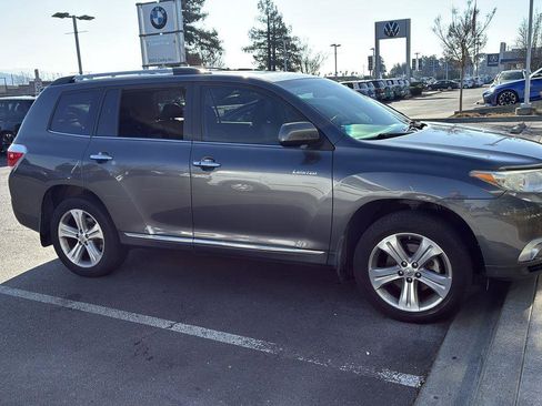 Used 2012 Toyota Highlander Limited w/ Tow Pkg image 3