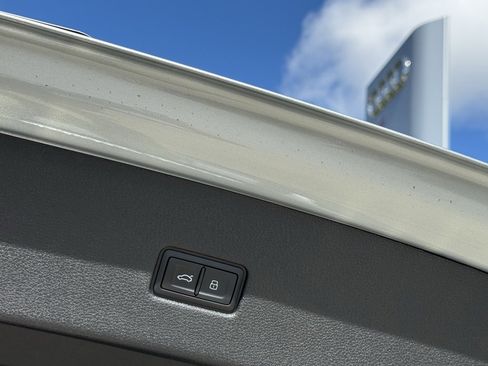 Used 2025 Audi Q8 Premium Plus image 17