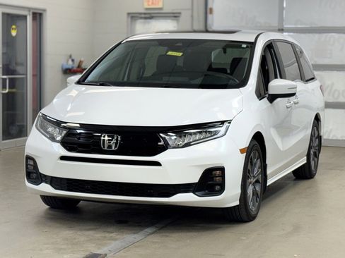 Used 2025 Honda Odyssey Touring image 3