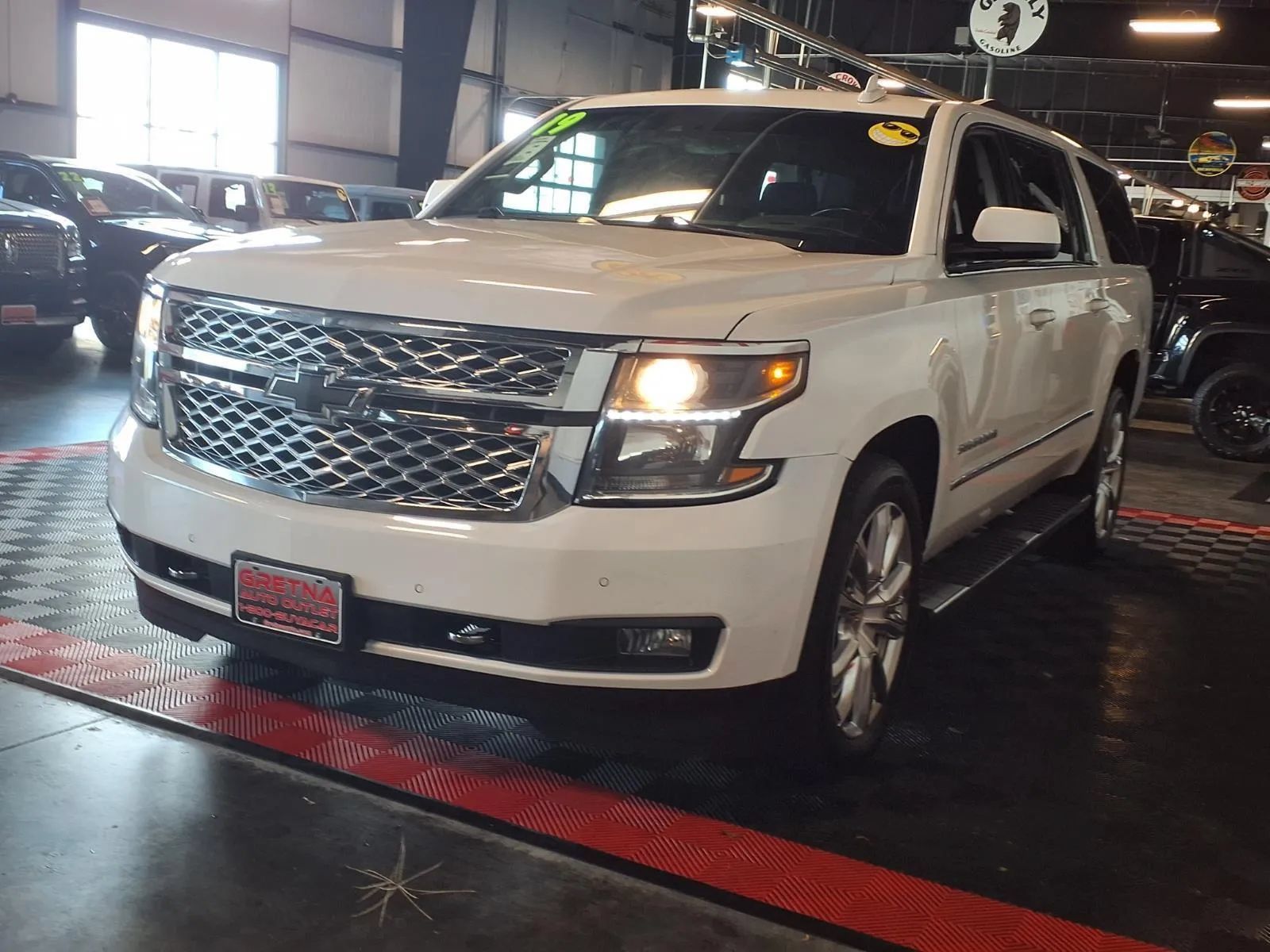 Used 2019 Chevrolet Suburban LT w/ LT Signature Package AWD/4WD image 4